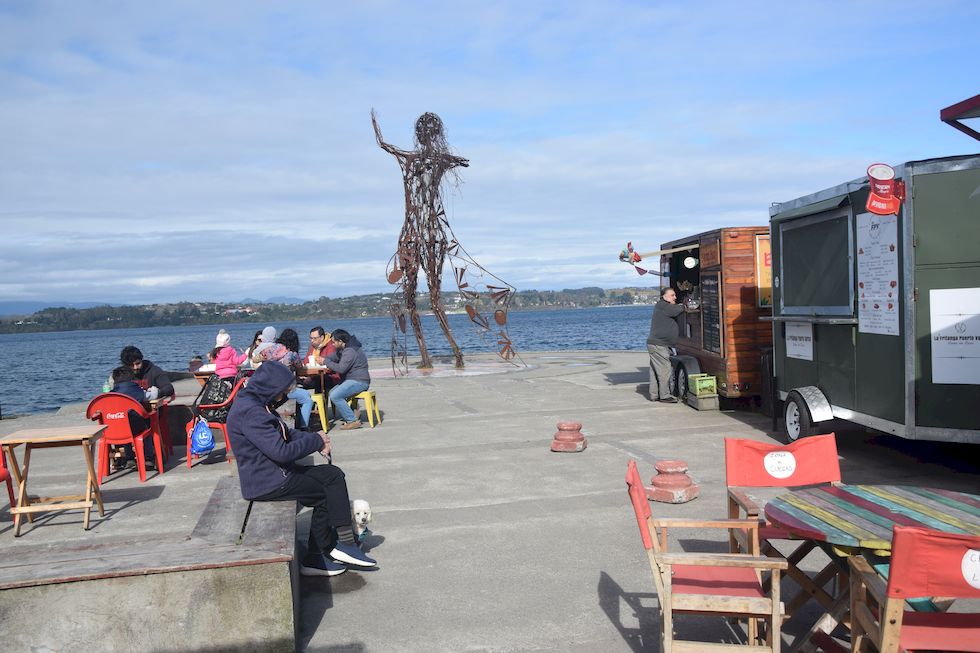 A027ap-0153-1-Puerto-Varas-Escultura-Licarayen-17-9-m.jpg