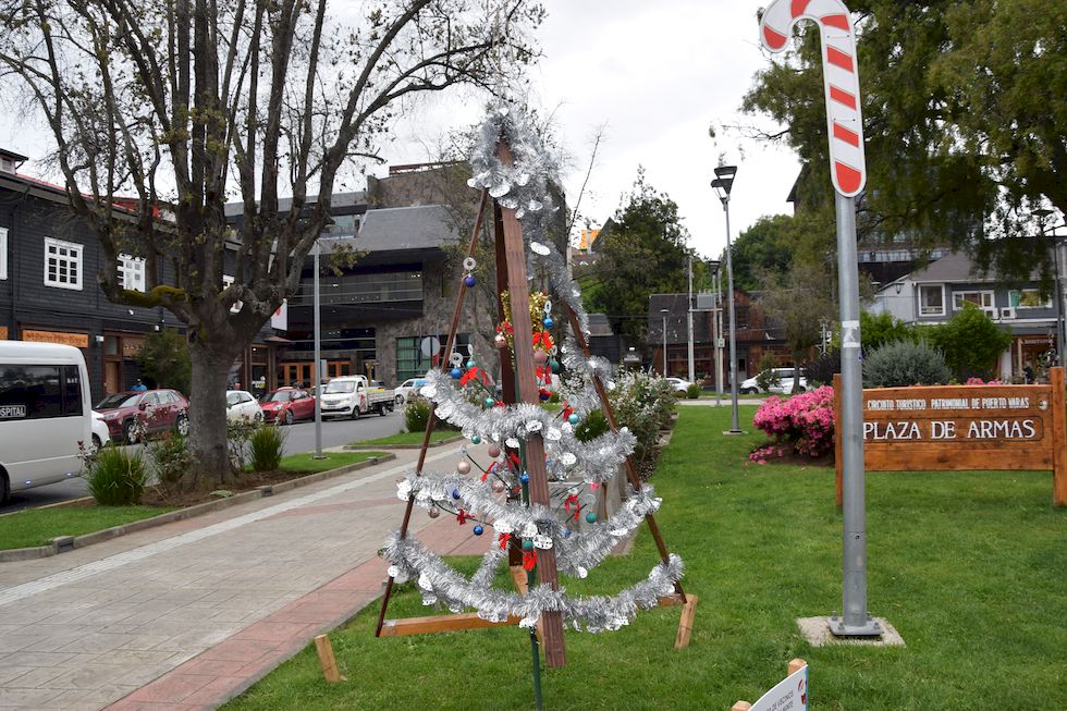 H049ap-0195-1-Puerto-Varas-Plaza-Christbaum-1-12-m.jpg