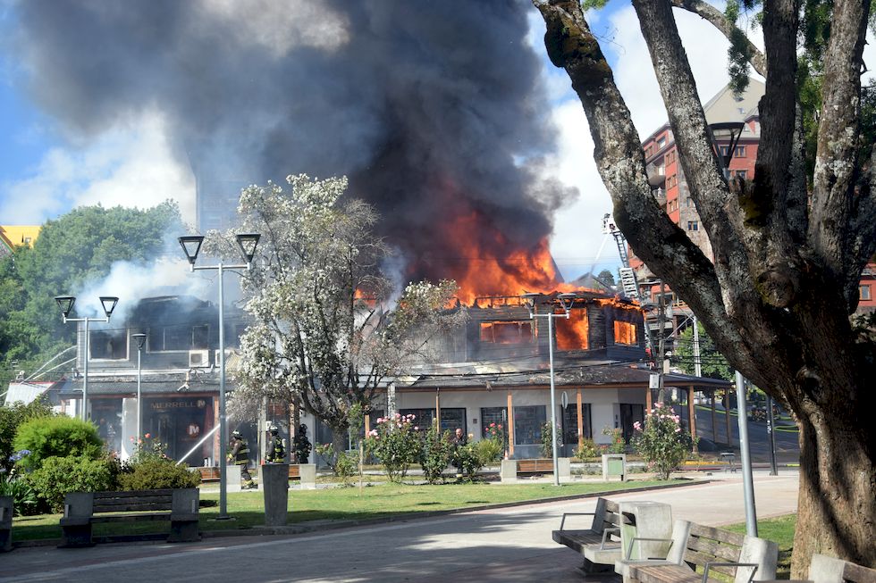 I081ap-1007-1-Puerto-Varas-Incendio-China-Mall-12-2-m.jpg