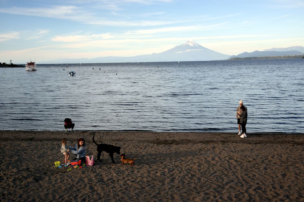 J084ap-0599-1-Puerto-Varas-Mole-Strand-17-4-m.jpg