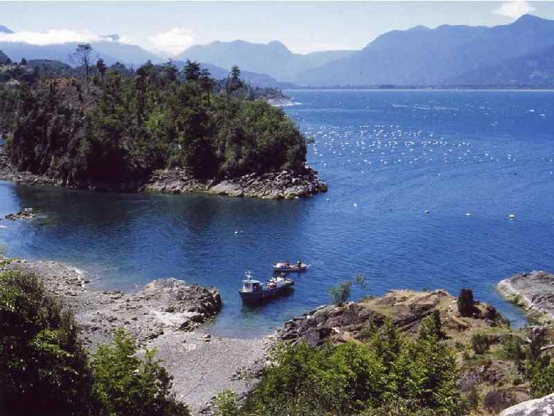 Estuario de Reloncavi: In kaum einem Reiseführer beschrieben ist der Estuario de Reloncavi, der Fjord am Beginn der Australregion Chiles, nur 85 km von Puerto Varas entfernt, mit den Hauptorten Ralún, Cochamó und Puelo. Zu unrecht: Äußerst reizvoll und abenteuerlich ist die Fahrt vorbei an Lachs- und Muschelfarmen bis Puelche, weiter mit der Fähre nach La Arena, dann über das erste Teilstück der Carretera Austral nach Puerto Montt und schließlich zurück nach Puerto Varas.