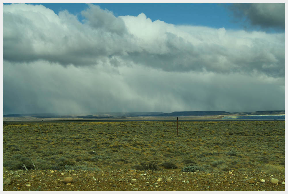 Patagonien, Regenwolken ueber der Pampa